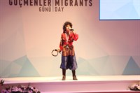 Şiir Okuyan Göçmen Erkek