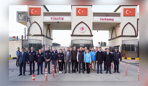 Göç İdaresi Başkanı Atilla Toros, Kilis ve Gaziantep’te Bulunan Kara Hudut Kapılarını Ziyaret Ederek Gönüllü Geri Dönüş Çalışmalarını İnceledi